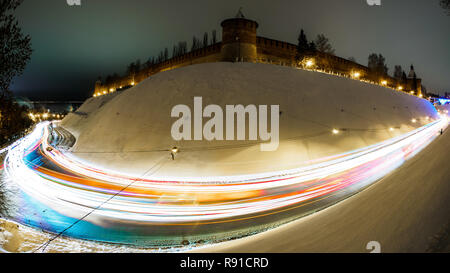 Le trafic de la ville de nuit sur une longue exposition Banque D'Images