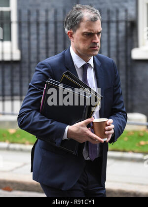 Whip en chef Julian Smith quitte Downing Street, Londres, à la suite d'une réunion du Cabinet. Banque D'Images