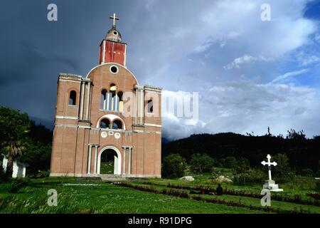 Cathédrale - Ancienne Yungay où un tremblement de terre et glissement enterré 25 000 personnes en 1970 à YUNGAY. Département d'Ancash au Pérou. Banque D'Images