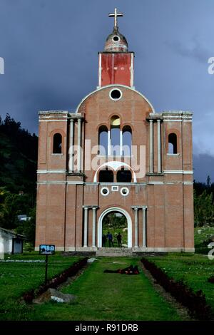 Cathédrale - Ancienne Yungay où un tremblement de terre et glissement enterré 25 000 personnes en 1970 à YUNGAY. Département d'Ancash au Pérou. Banque D'Images