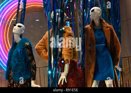 Dans la vitrine des mannequins portent la dernière collection de mode de iBlues. Milan, Lombady, Europe Banque D'Images