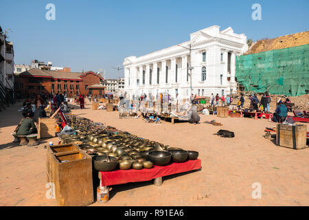 Des marchands de souvenirs . Durbar Square, avec ses temples est au cœur de Katmandou, Népal. De nombreux temples ont été endommagés dans le séisme de 2015 Banque D'Images