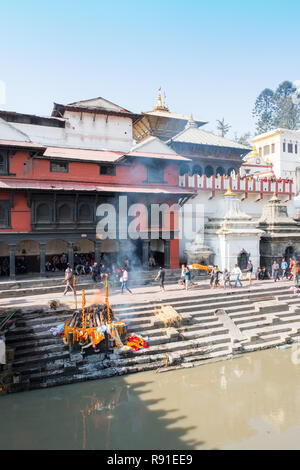 Ghats de crémation au temple hindou de Pashupatinath complexe, Katmandou, Népal Banque D'Images