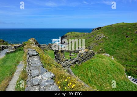 Sur le mur de château château de Tintagel, vers la péninsule de l'île Cornwall, Angleterre,,UK Banque D'Images