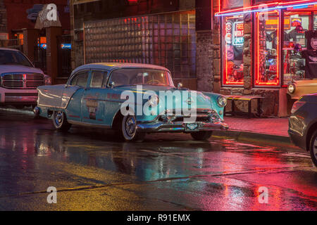 Voiture de collection sur l'historique Route 66, Williams, Arizona, de nuit sous la pluie. Banque D'Images