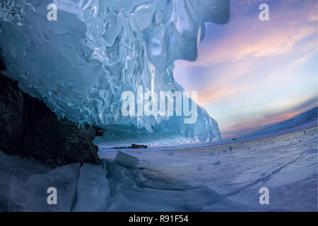 Paysage de la couche de glace sur le rocher de l'île d'Olkhon sur le lac Baïkal en hiver Banque D'Images