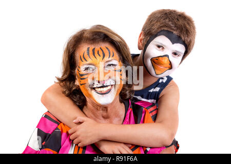 Garçon avec grand-mère avec face-animal isolé en blanc peinture Banque D'Images