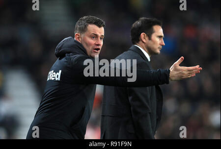 Derby County entraîneur gardien Shay Compte tenu des gestes sur la ligne de touche Banque D'Images