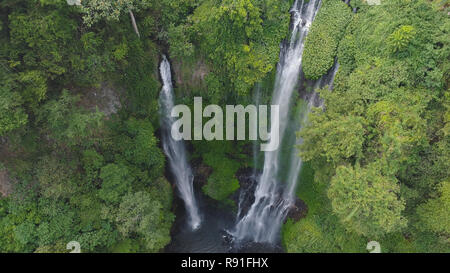 Cascade dans la forêt verte. Vue aérienne de Sekumpul triple cascade tropicale jungle de montagne. Bali,Indonésie. Concept de voyage. Banque D'Images