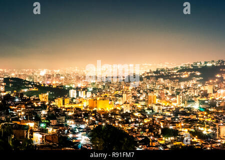 Vue de nuit de la ville caracas pendant l'été, ciel clair avec vue sur les collines avec les bidonvilles, qu'on appelle barrios Banque D'Images