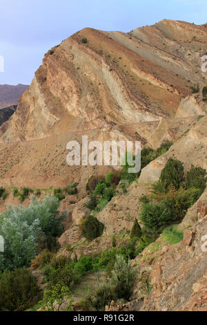 Des formations de roche sédimentaire altérée Tighza (Tijhza Ouarikt) Village, vallée, Haut Atlas, Maroc Banque D'Images