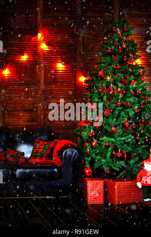 Fête de Noël. Chambre joliment décorée avec un arbre de Noël Banque D'Images