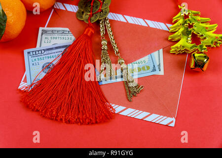 Haut afficher les accessoires le festival du Nouvel an chinois décorations sur fond rouge. Banque D'Images