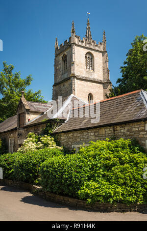 Un clocher de l'église dans le pittoresque village de Castle Combe, Wiltshire, Angleterre, Europe. Banque D'Images