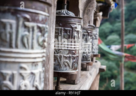 Roues de prière bouddhiste dans l'Himalaya au Népal Banque D'Images