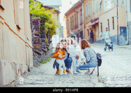 Père et mère voyageant avec leurs filles Banque D'Images