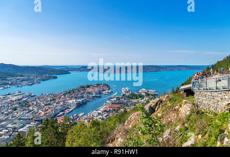 Vue sur la ville depuis le point de vue de Fløyfjellet sur le sommet du mont Fløyen, Bergen, Norvège Banque D'Images