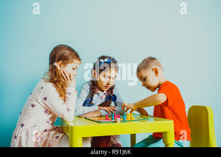 Les enfants jouent ensemble autour de la table Banque D'Images