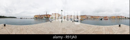 ROVINJ, Croatie - 15 OCTOBRE : ville et port de Rovinj le 15 octobre 2014. Panorama ville aux maisons colorées au front de mer depuis la jetée de Rovinj, Cr Banque D'Images