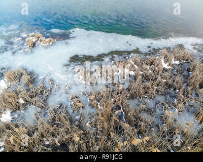 Vue aérienne de la rive d'un lac gelé Banque D'Images