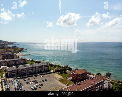 Prise de vue aérienne de la station balnéaire de Sveti Vlas, vue sur la mer et l'hôtel les bâtiments résidentiels Banque D'Images