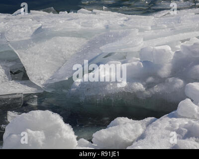 Détail de la neige fondante et la glace empilés le long de la rive du lac Supérieur dans le nord du Minnesota. Banque D'Images