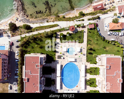 Prise de vue aérienne de la station balnéaire de Sveti Vlas, vue sur la mer et l'hôtel les bâtiments résidentiels avec piscines sur le territoire Banque D'Images