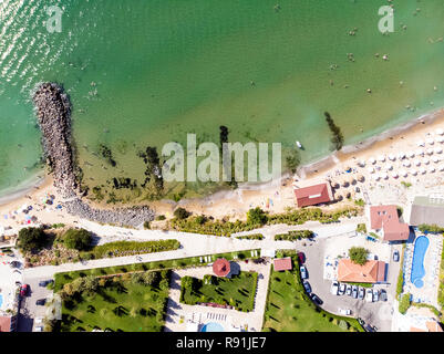 Prise de vue aérienne de la station balnéaire de Sveti Vlas, vue sur la mer et l'hôtel les bâtiments résidentiels avec piscines sur le territoire Banque D'Images