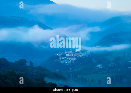 Misty sur ville médiévale de Preci dans le parc national des Monts Sibyllins, Ombrie, Italie Banque D'Images