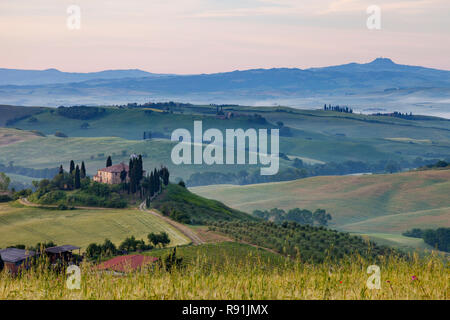 L'aube sur le Podere Belvedere et la campagne toscane, près de San Quirico d'Orcia, Toscane, Italie Banque D'Images