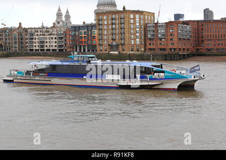 Londres, Royaume-Uni - 20 novembre : Thames Clipper Londres le 20 novembre 2013. Thames Clipper rapide catamaran a voile à la Tamise à Londres, United Banque D'Images