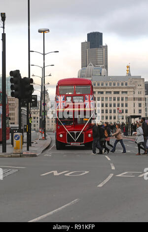 Londres, Royaume-Uni - 16 novembre : bus Mariage Londres le 16 novembre 2013. Bus à impériale routemaster traditionnels pour les mariages à London Bridge Banque D'Images