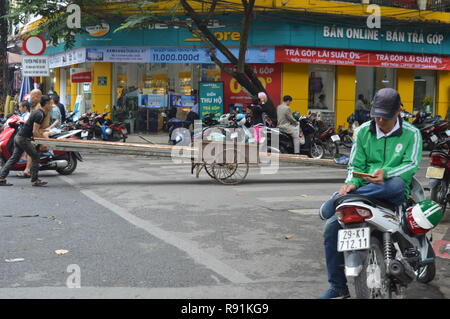 Hanoi Street Scene trafic Vietnam Banque D'Images