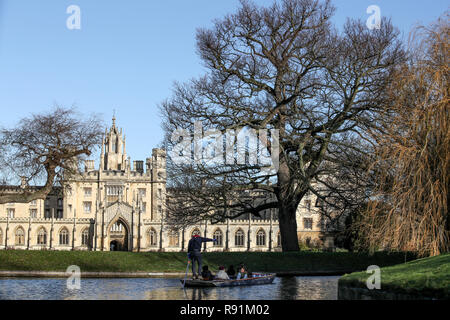 Université de St John's College de Cambridge le long de la rivière Cam à Cambridge. Banque D'Images