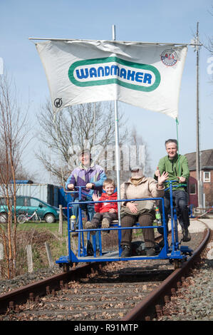 07.04.2010, Sankt Michaelisdonn, Schleswig-Holstein, Allemagne - Die Dithmarscher Draisinenbahn Beim Bahnhof Sankt Michaelisdonn dans Richtung Marne. 0RX1 Banque D'Images