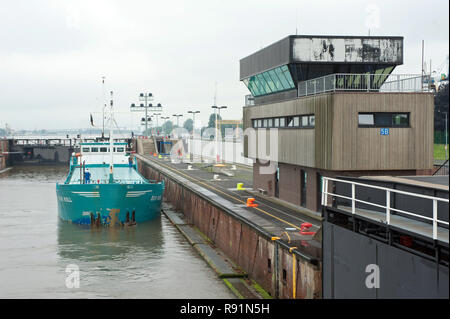 10.06.2010, Brunsbuettel, Schleswig-Holstein, Allemagne - Frachter in einer Schleuse des Nord-Ostsee-Kanals. 0RX100610D250CAROEX.JPG [communiqué de modèle : Non Banque D'Images