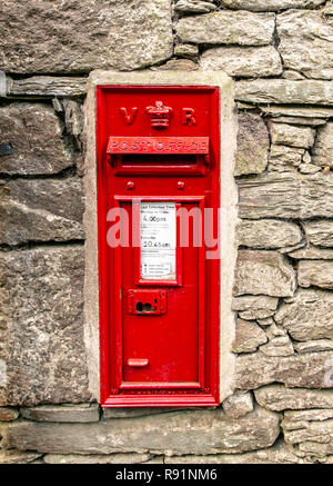 Victorian W. T. Allen and Co red letter box / post box monté dans un mur de pierre. Banque D'Images