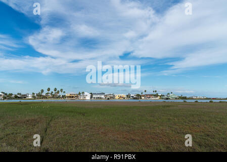 Maisons résidentielles empiètent vénéré les terres humides dans la région de la côte du golfe du Mexique. Aransas National Wildlife Refuge, Texas, USA. Banque D'Images