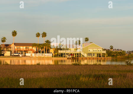 Maisons résidentielles empiètent vénéré les terres humides dans la région de la côte du golfe du Mexique. Aransas National Wildlife Refuge, Texas, USA. Banque D'Images