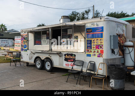 Un camion alimentaire sert des aliments de rue. Fulton, Texas, USA. Banque D'Images