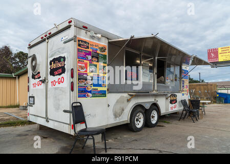 Un camion alimentaire sert des aliments de rue. Fulton, Texas, USA. Banque D'Images