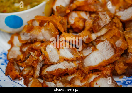 Flanc de porc croustillants frits et sauce épicée. Banque D'Images