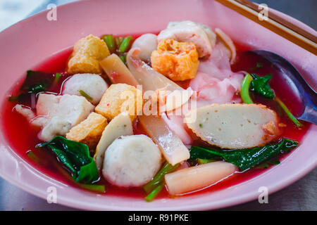 Ta Yen Fo, nouilles avec de la soupe de fruits de mer et sauce rouge. Banque D'Images