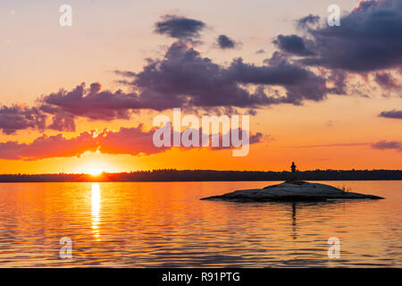 Statue sur l'Île Cairn Rock dans Rainy Lake at Sunset Banque D'Images