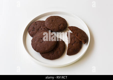 Les cookies au chocolat sur un plateau blanc Banque D'Images