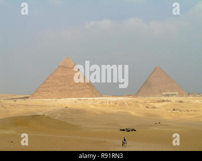 Les touristes à cheval dans le plateau de Gizeh près les pyramides de l'Égypte, Giza, Egypte Banque D'Images