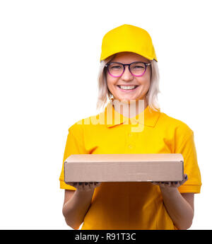 Photo de jeune femme courier avec des lunettes et T-shirt jaune avec fort dans ses mains Banque D'Images