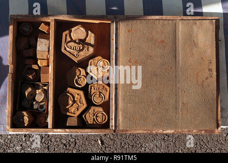 Poids antiques dans la case au marché aux puces, Cazals, France Banque D'Images