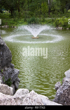 Fontaine à eau dans le parc italien (Bologne - Italie) Banque D'Images