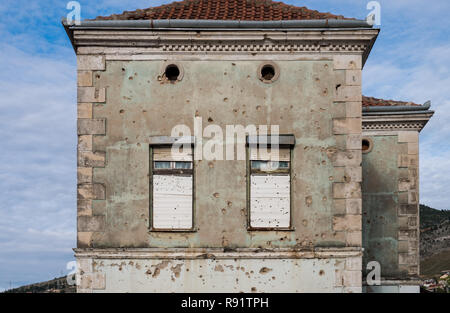 Bâtiment abandonné de Mostar montre toujours les marques de la guerre de Bosnie, 20 ans plus tard avec des balles et des éclats d'trous sur la façade décolorée Banque D'Images